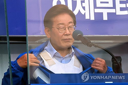 대선 후보 시절 방탄유리벽 안에서 연설하는 이재명 대통령. [연합뉴스]